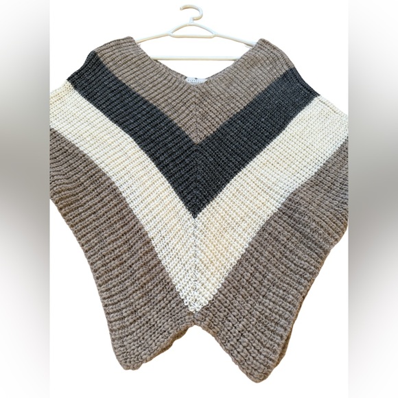 Berretti Poncho Style Knitted Pullover Sweater OSFA - Picture 2 of 7